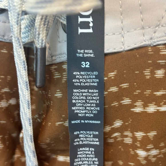 NWT Vuori Men's Brown and Cream Board Shorts - Picture 6 of 7